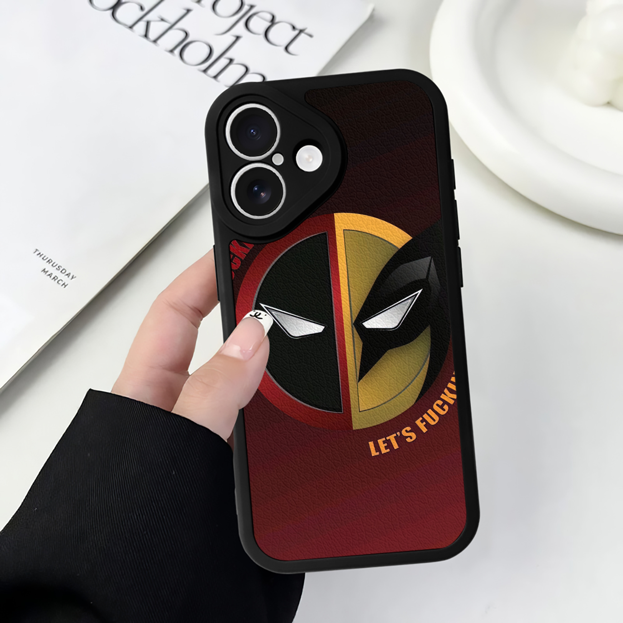 （画像用） Deadpool デッドプール 【iPhone 16シリーズ対応】シリコンスマホケース（レザー調） 材質：シリコン